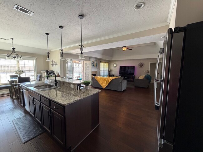 Foto del edificio - 4875 Ken Miles Dr