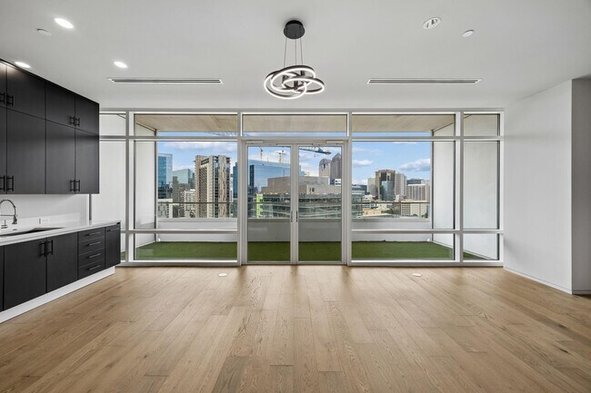 Foto del edificio - 2430 Victory Park Ln