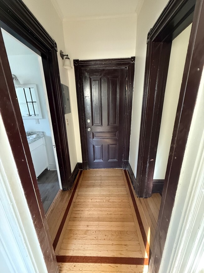 Building Photo - 433 Herschel St