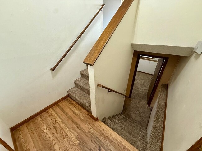 Building Photo - Large 4 Bedroom/2 Bath Bi-Level Home with ...