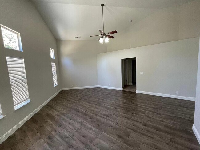 Building Photo - 888 Sequoia Ave, Manteca, CA 95337