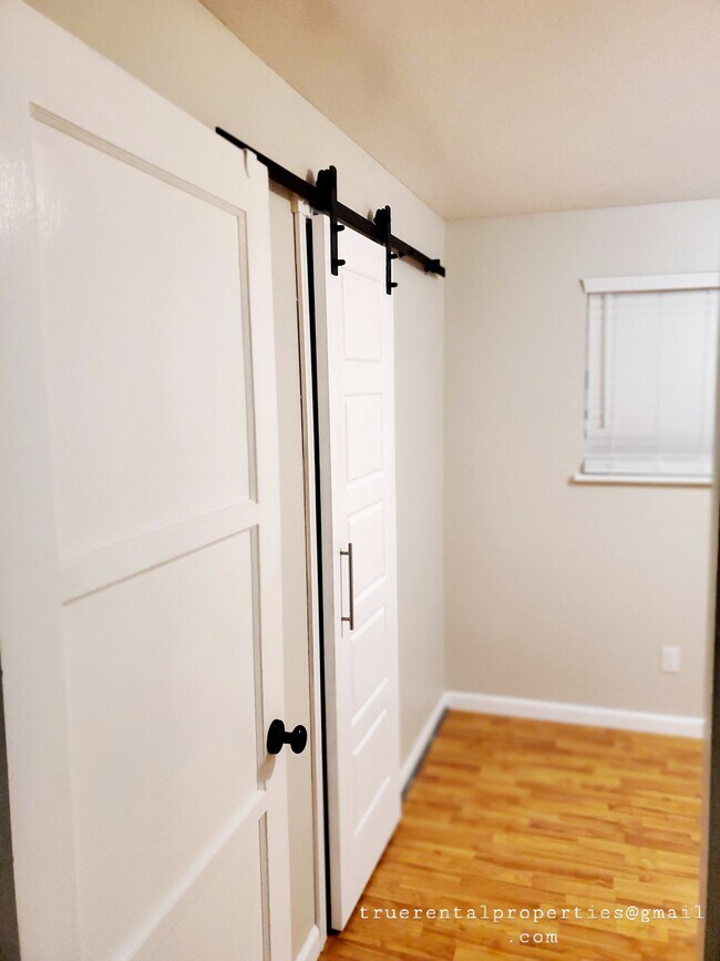 Dormitorio 1 estilo puerta de granero - 3343 Ward Ave