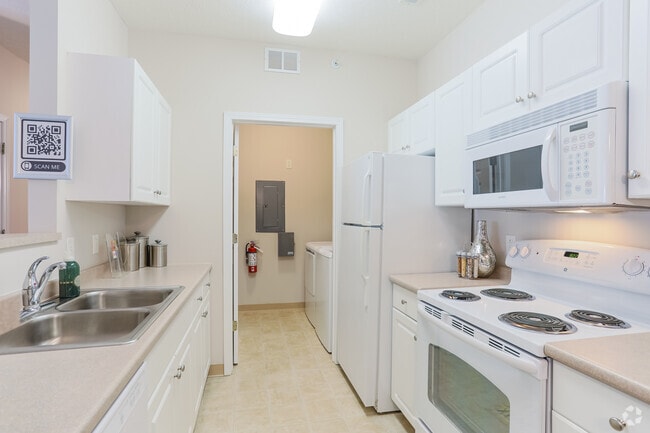 2BR, 2BA - Kitchen - Berkley Manor