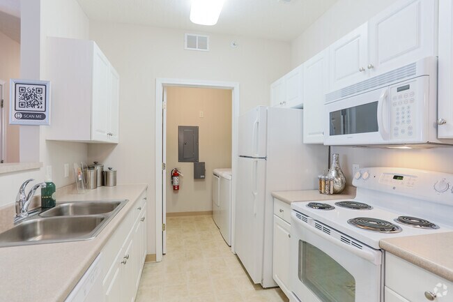 2BR, 2BA - Kitchen - Berkley Manor