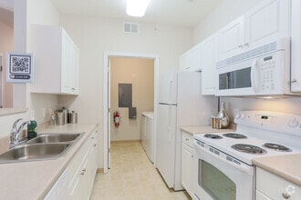 2BR, 2BA - Kitchen - Berkley Manor
