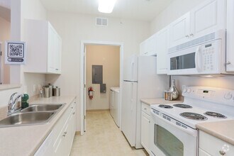 2BR, 2BA - Kitchen - Berkley Manor