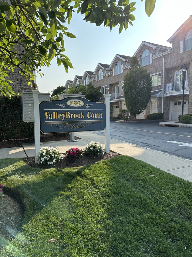 Foto principal - 638 Valley Brook Ave