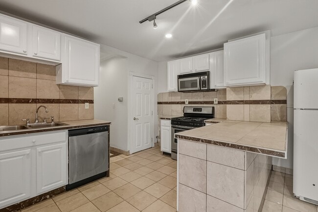 Building Photo - 571 Somerville Ave