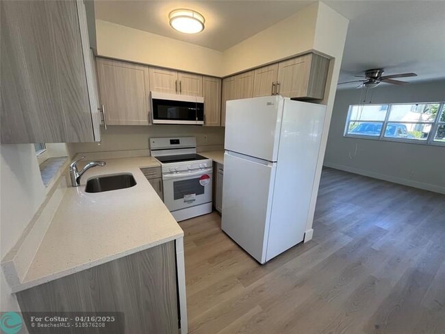 Foto del edificio - 700 SE 13th St