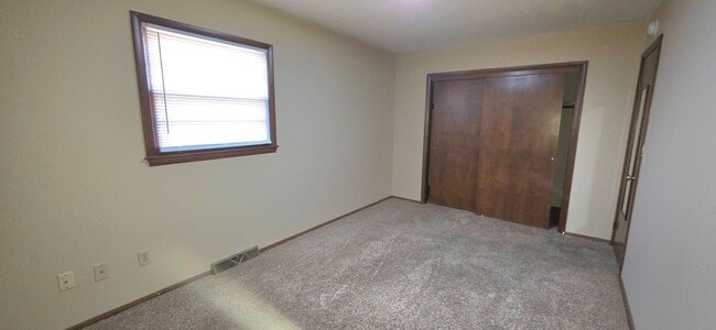 Building Photo - 2 Bedroom house! Great Location! $910