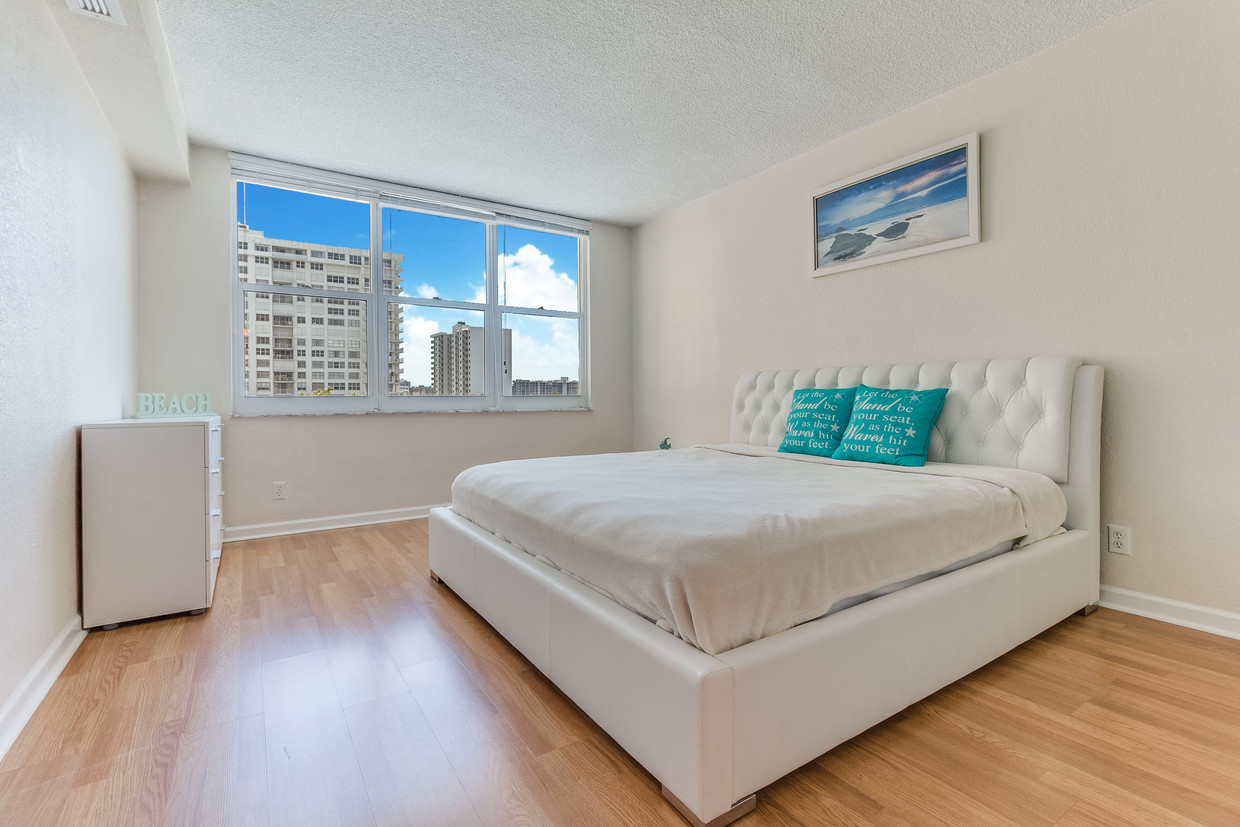 Master Bedroom - 2501 S Ocean Dr