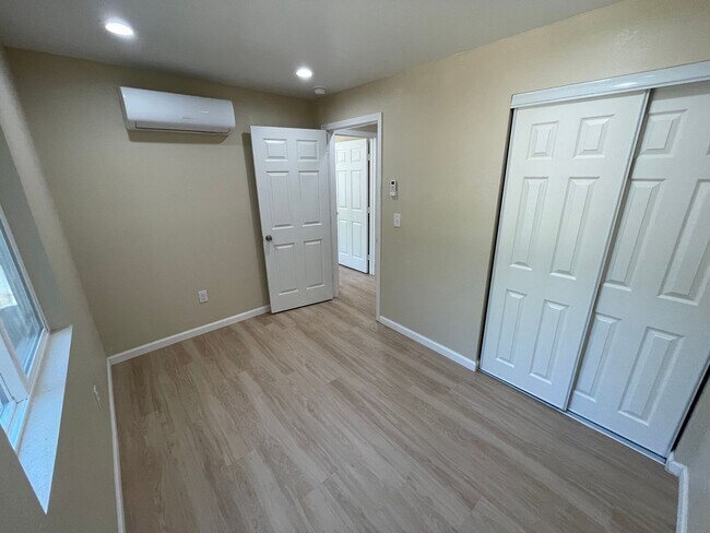 Foto del edificio - 6135 Rhonda Rd