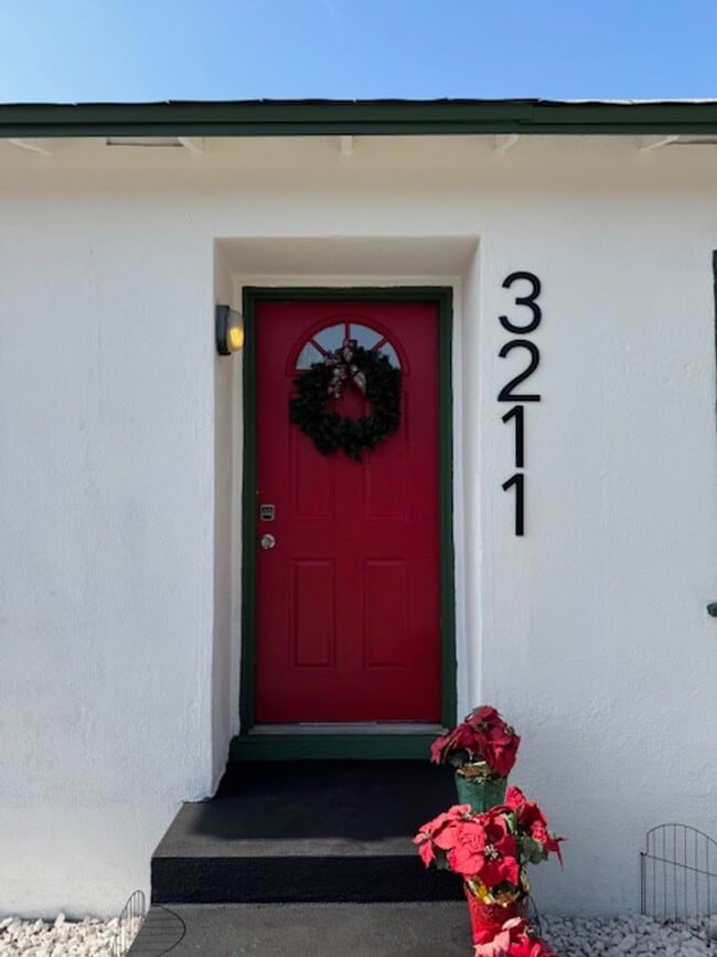 Photo - Beautiful 3 bedroom 2 bath HOME... no expenses spared!  Washer/Dryer... A/C Splitters... on a sle...