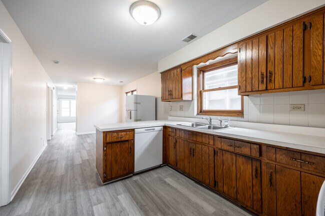 Building Photo - 6323 W Fullerton Ave