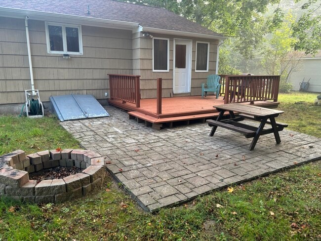 Building Photo - 19 Larrow Dr
