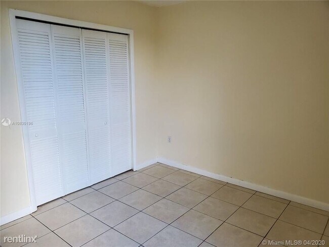 Building Photo - 9678 Fontainebleau Blvd