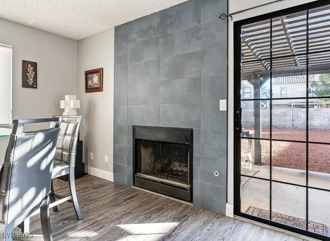Wood/gas fireplace - 2801 Willow Wind Ct