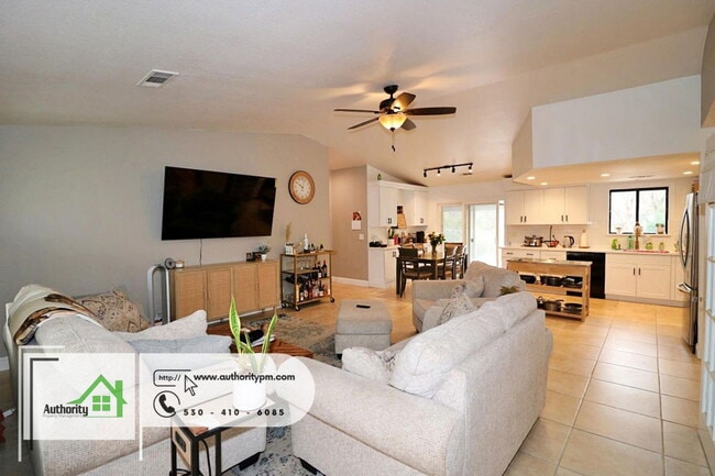 Building Photo - 705 Country Oak Dr