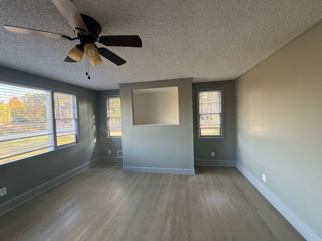 Building Photo - Cute Updated West Columbia HOME