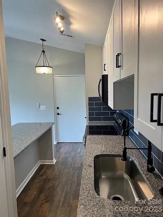 Building Photo - Room in Condo on Meadow Rose Ln