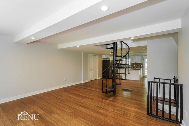 Building Photo - 325 Hickory Dr