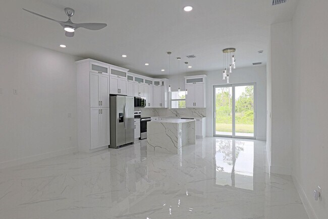 Building Photo - Duplex-929 Eisenhower Blvd Lehigh Acres, F...