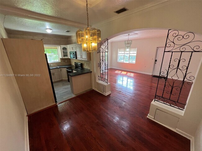 Foto del edificio - 695 NE 81st St