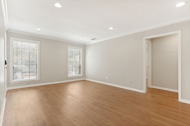 Foto del edificio - GROUND-FLOOR 2-BEDROOM ALAMO HEIGHTS CONDOMINIUM