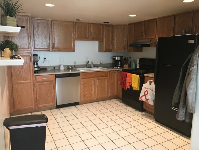 Kitchen - 17 Voyage St