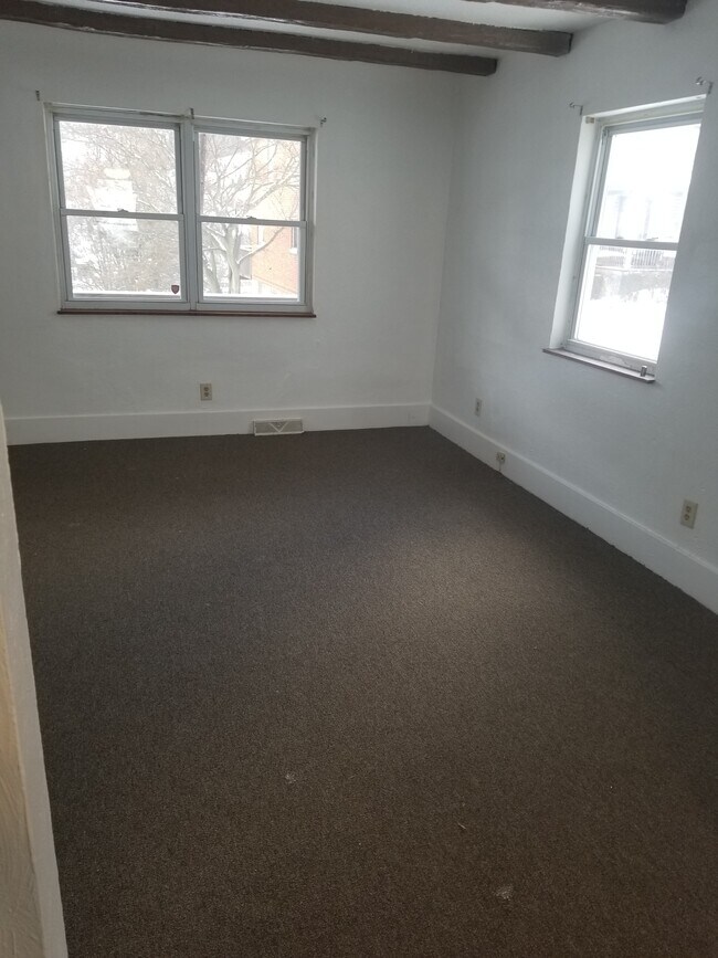 Sala de estar - 77 Hickory St