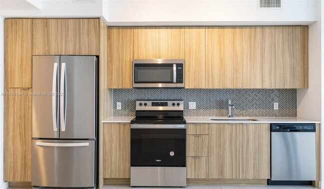 Building Photo - 2150 N Bayshore Dr