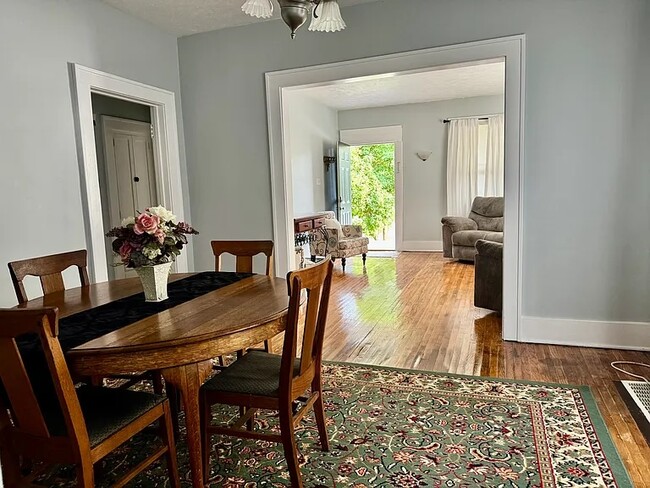 Building Photo - 729 W Vine St