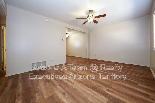 Foto del edificio - 3149 E Flower St