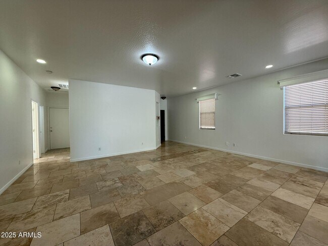 Foto del edificio - 7024 W Alta Vista Rd