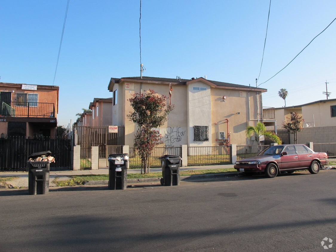 Building Photo - 525 W Colden Ave
