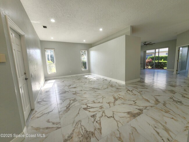 Foto del edificio - 501 Carmel Dr