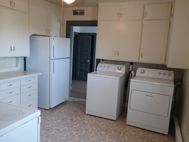 Kitchen - 221 Bridge St