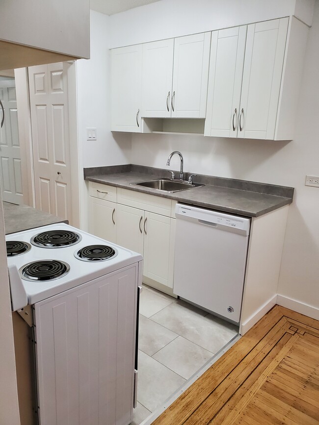 Building Photo - NEWLY RENOVATED 1 Bedroom with Hardwood Floors!