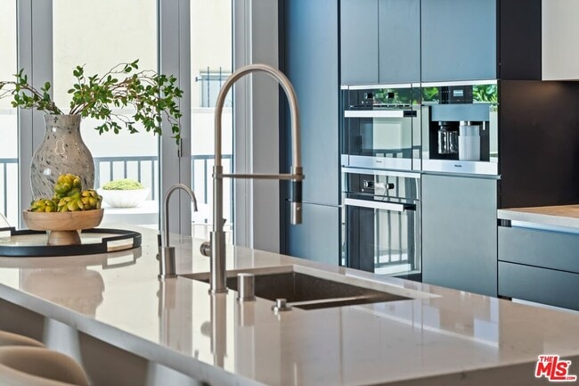 Foto del edificio - 160 N La Peer Dr