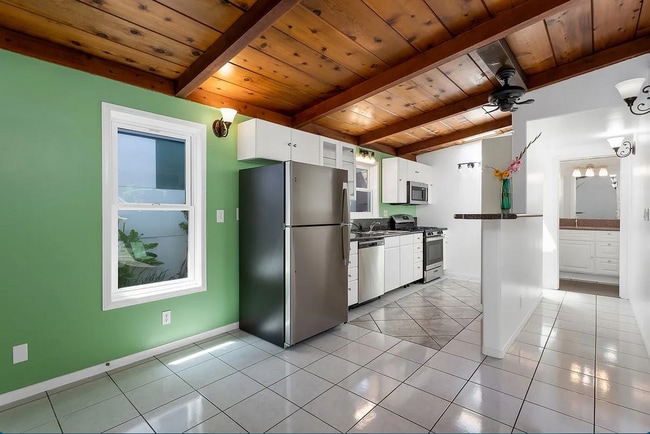 Building Photo - Vintage Beach Bungalow