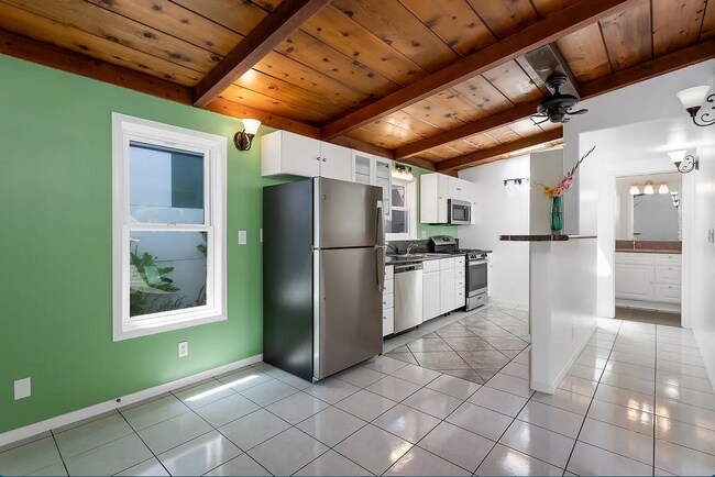 Foto del edificio - Vintage Beach Bungalow