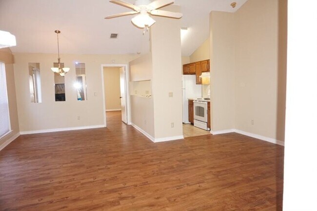 Foto del edificio - 2 Bedroom Single Story End Unit Townhome
