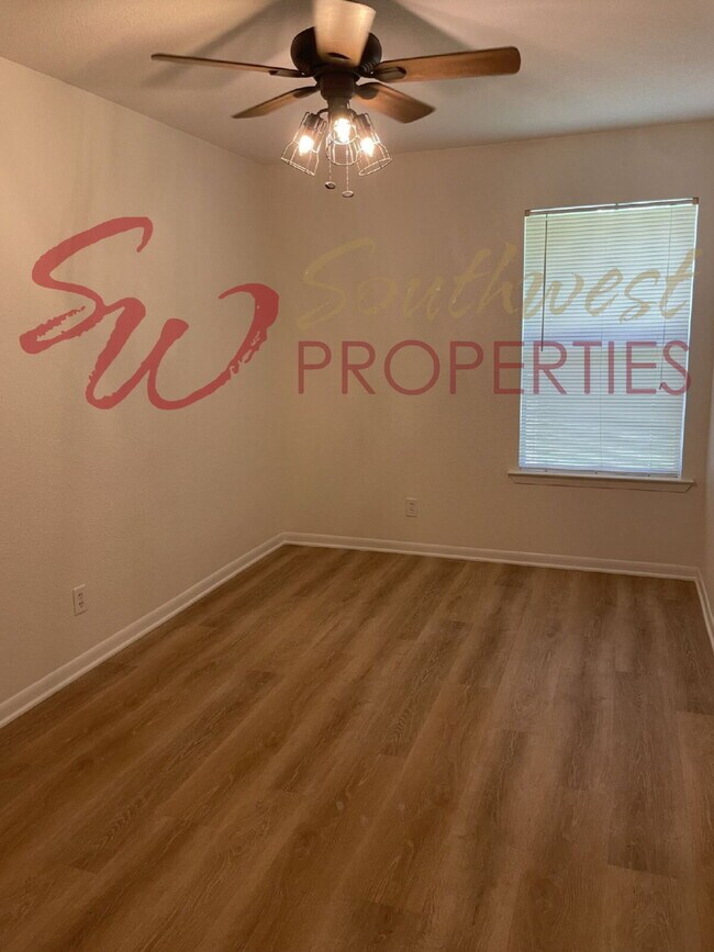 Foto del edificio - Charming, updated and bright duplex with private backyard!