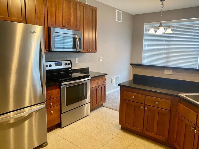 Building Photo - Evolve Real Estate: 2 Bedroom Condo in Pra...