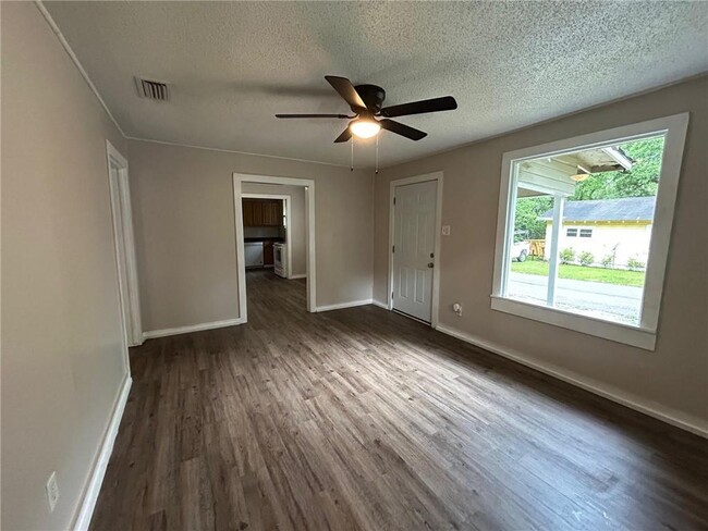 Building Photo - 905 Pansy Ct