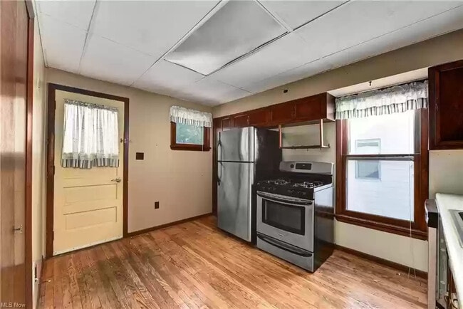 Kitchen - 1299 Lakeland Ave