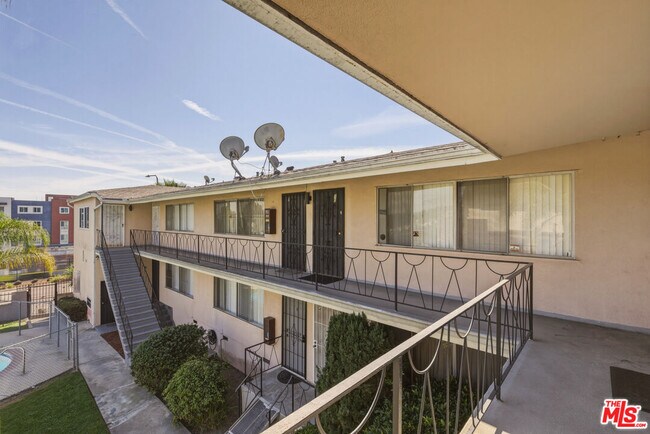 Foto del edificio - 5117 Crenshaw Blvd