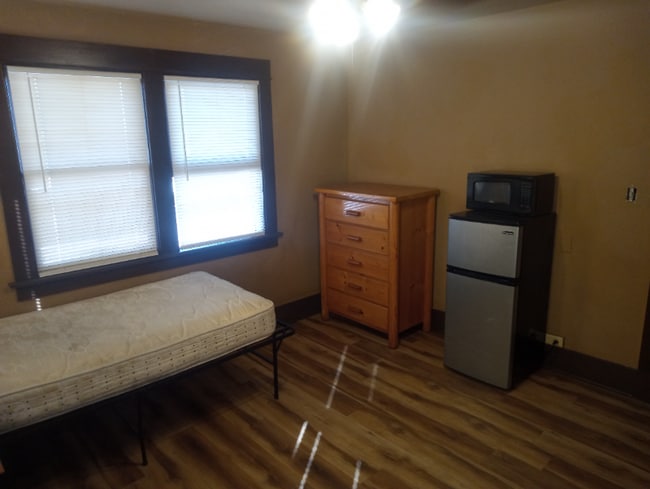 Building Photo - 12146 Foster Rd