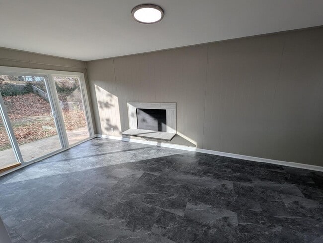 Building Photo - House on Hedge