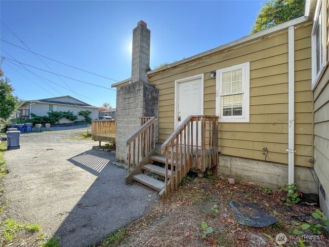 Building Photo - 618 5th St SE